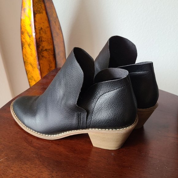 Universal Thread US Women's Size 8.5 Black Ankle Booties Side Split Block Heel - Picture 2 of 11